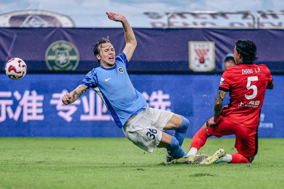 莱昂纳多传射建功 上海海港战胜深圳新鹏城