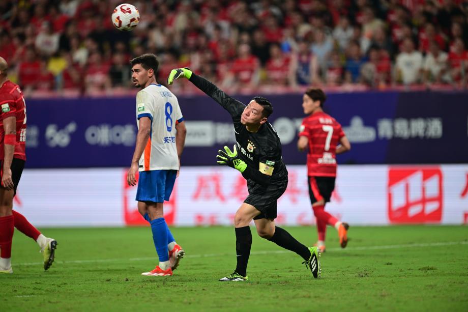 费利佩双响卡扎破门难救主 蓉城2-1十人泰山