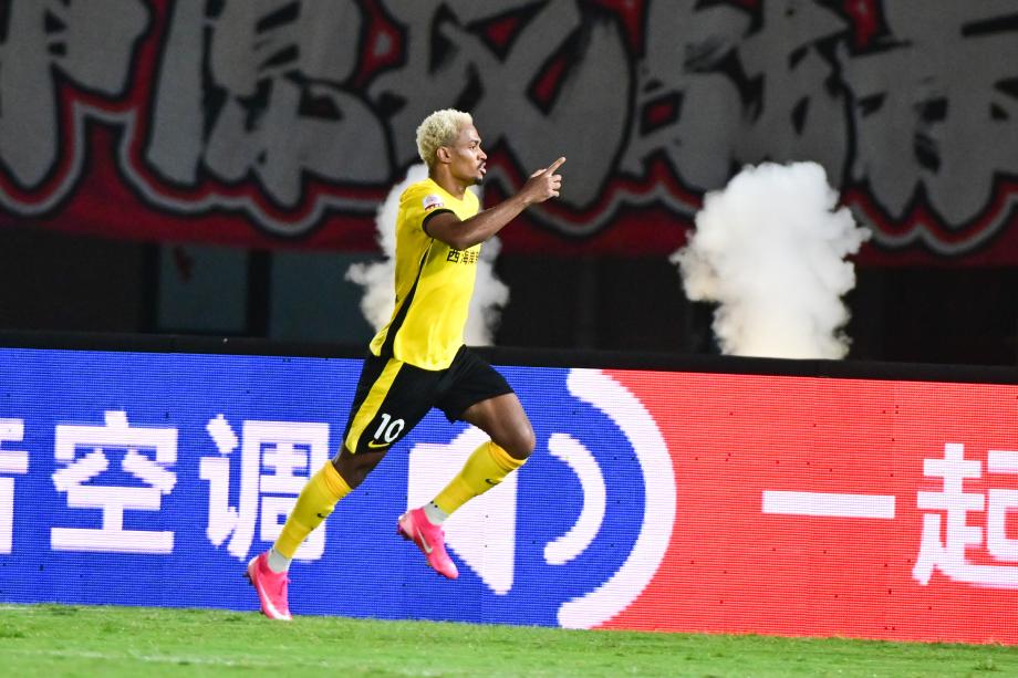 中超-戴维森破门 十人青岛西海岸2-1十人河南