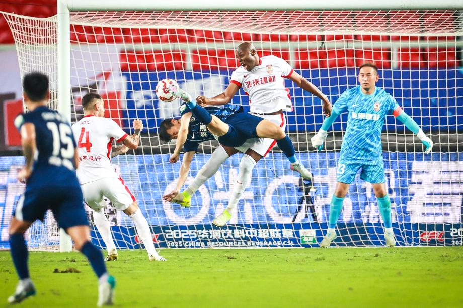 进球机会把握不住 武汉三镇主场平长春亚泰