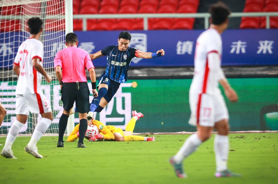 进球机会把握不住 武汉三镇主场平长春亚泰