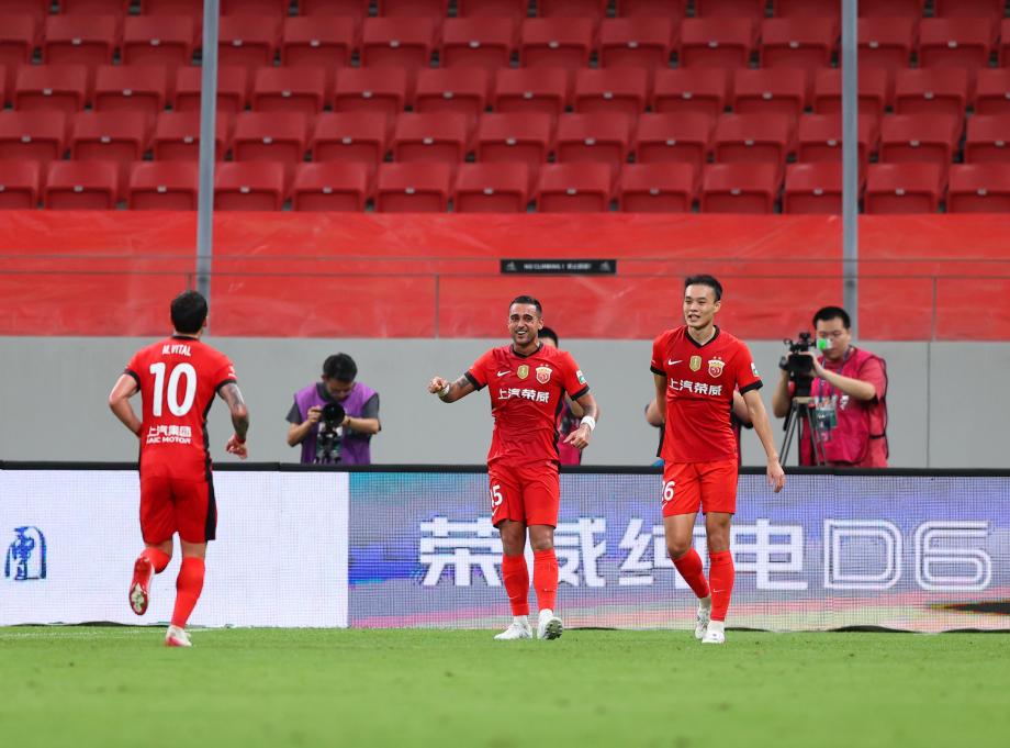 主场大胜河南队 上海海港领跑联赛积分榜