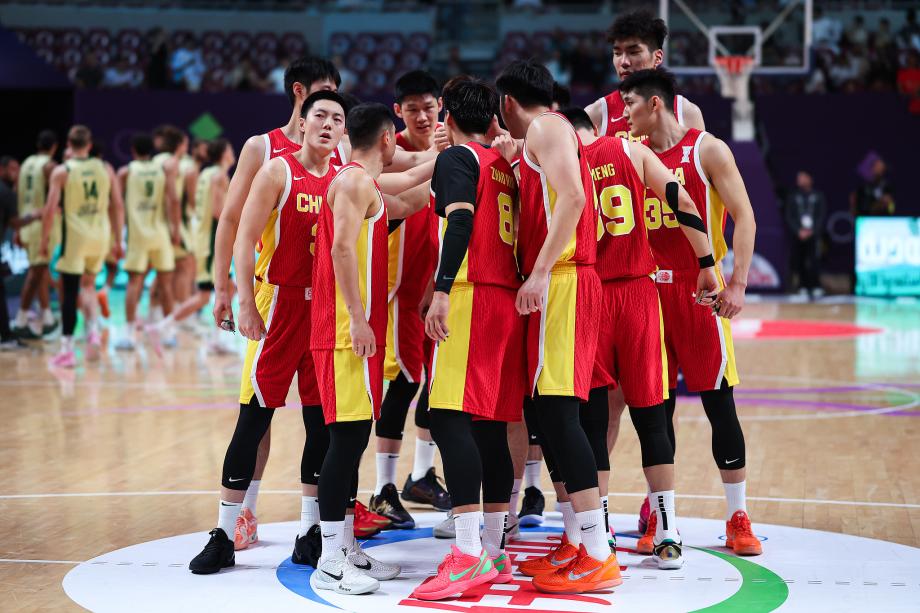 [图]中国男篮1分憾负澳大利亚 获得男篮亚洲杯第二名  