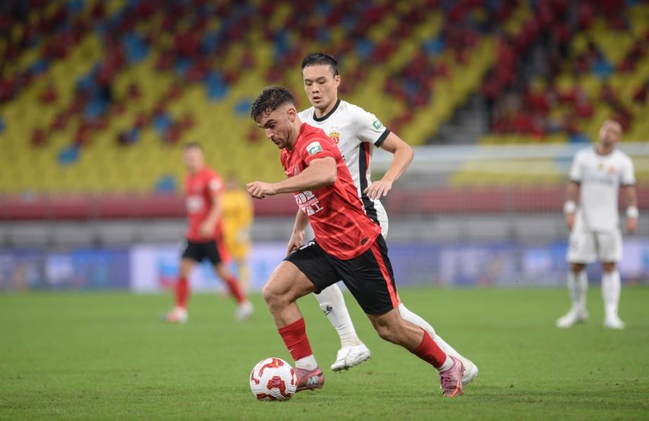 古尔芬克尔独造3球费利佩双响 蓉城4-1海港