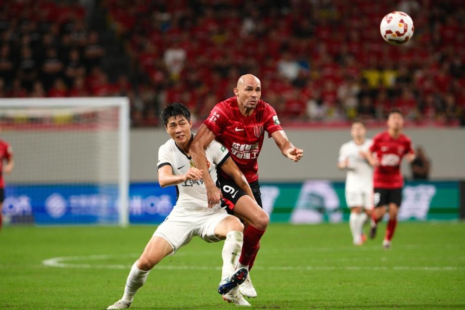 古尔芬克尔独造3球费利佩双响 蓉城4-1海港