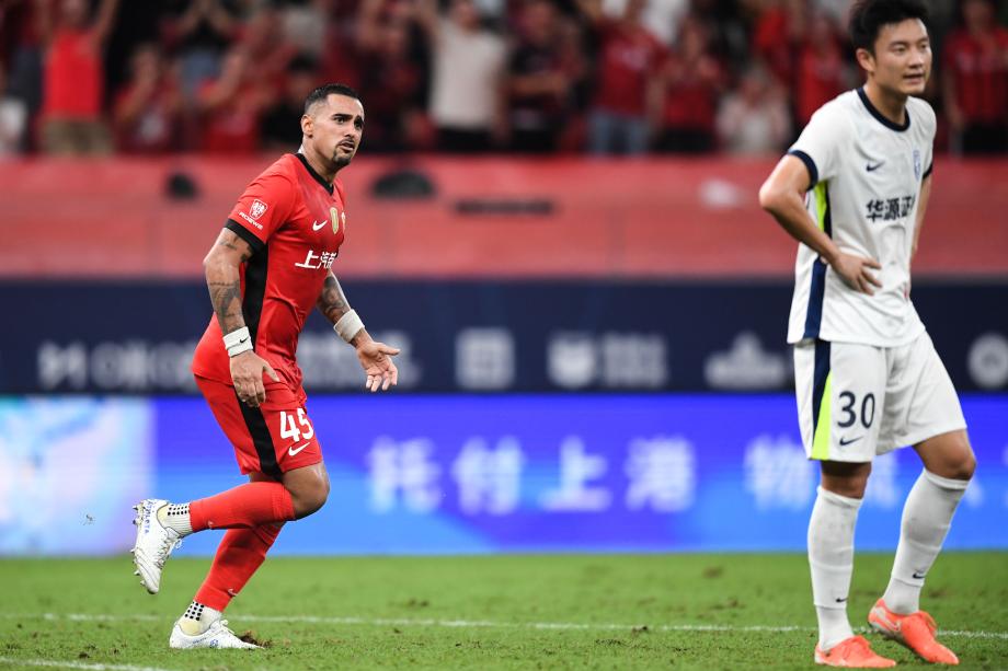 莱昂纳多梅开二度 上海海港险胜武汉三镇