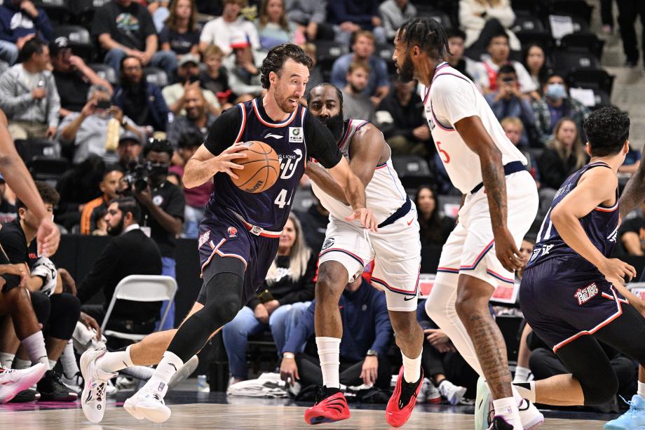 季前赛-奥拉迪波24分 广州下半场崩盘47分不敌快船