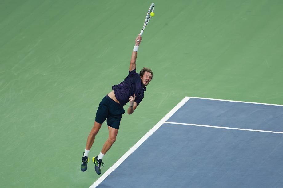 [图]完胜德米纳尔 上海大师赛梅德韦杰夫晋级四强配资网站排名第一