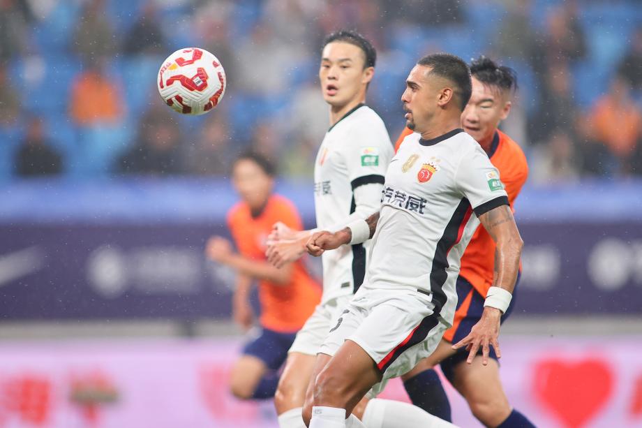 上海海港4-3青岛海牛 豪取四连胜继续领跑中超