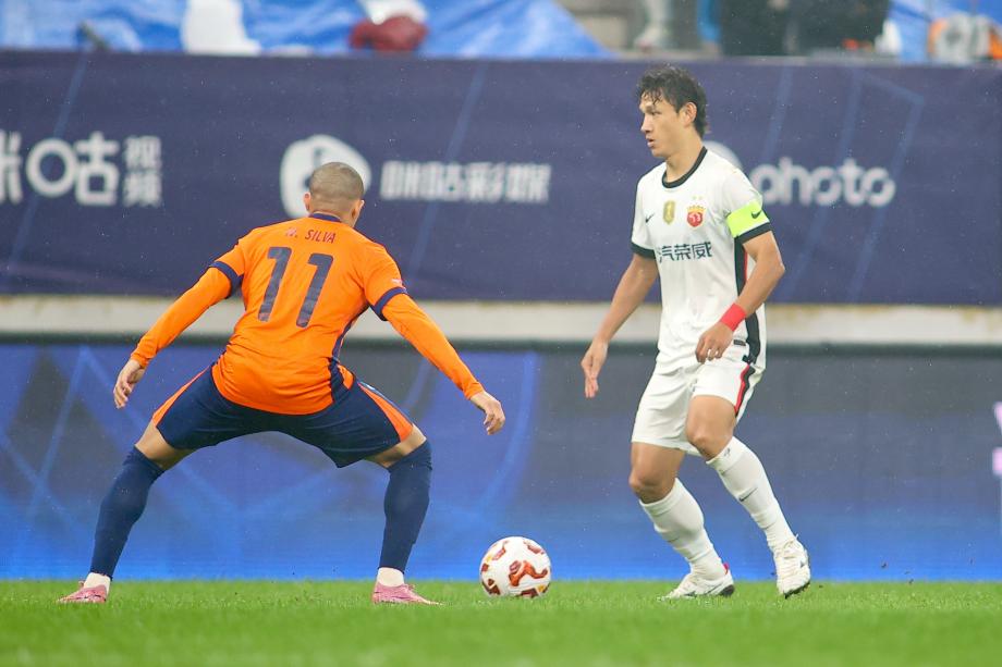 上海海港4-3青岛海牛 豪取四连胜继续领跑中超