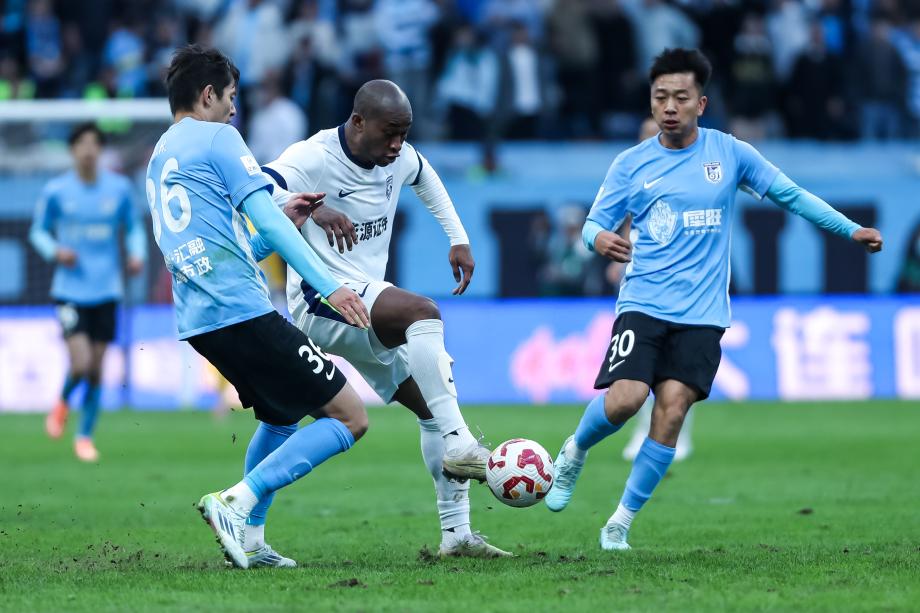 马马杜造险+中楣 大连英博0-0闷平武汉三镇