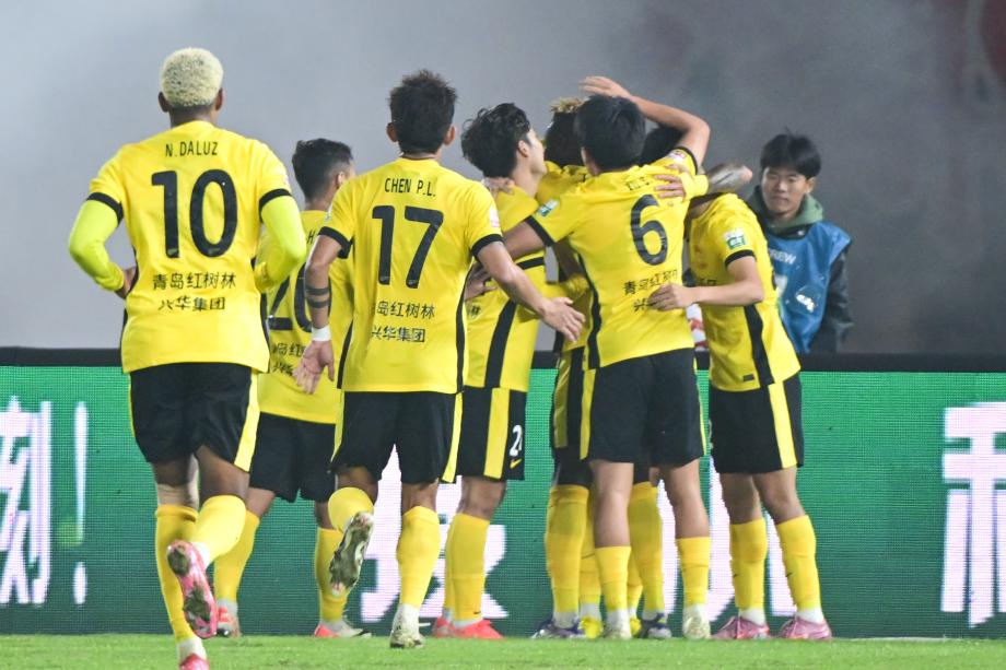 戴维森梅开二度 青岛西海岸主场平成都蓉城