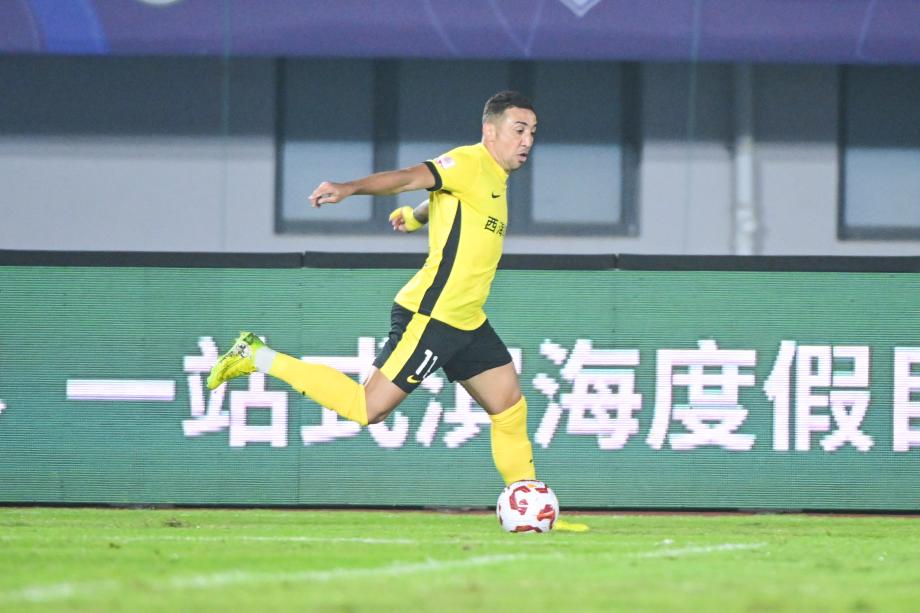 戴维森梅开二度 青岛西海岸主场平成都蓉城