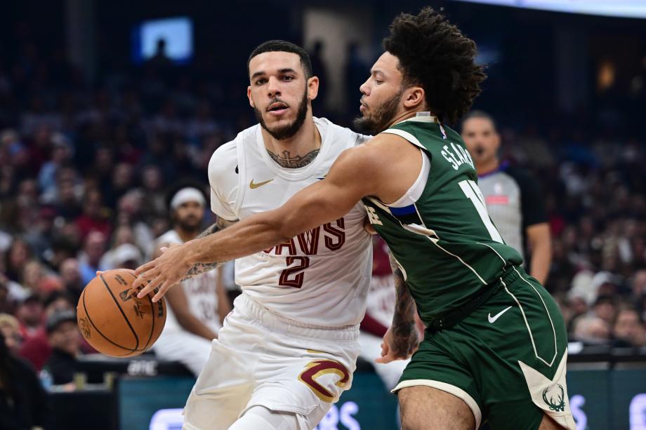 米切尔24分字母哥空砍40分 骑士险胜雄鹿