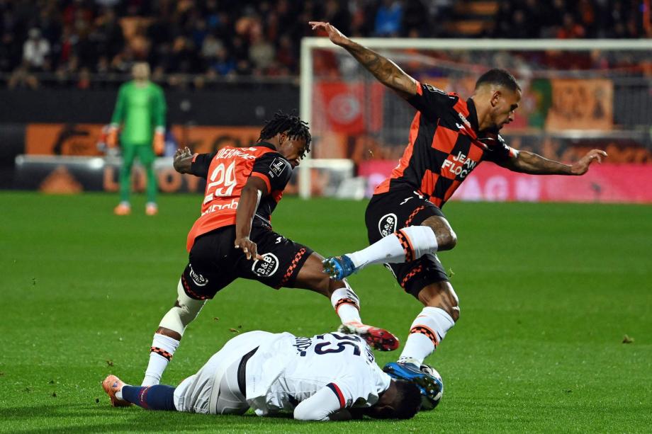 法甲-门德斯破门杜埃伤退 巴黎1-1洛里昂领跑