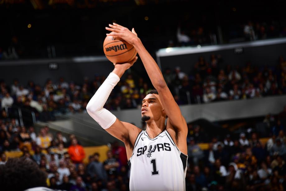 东契奇35+9+13艾顿22+10文班19+8 湖人险胜马刺