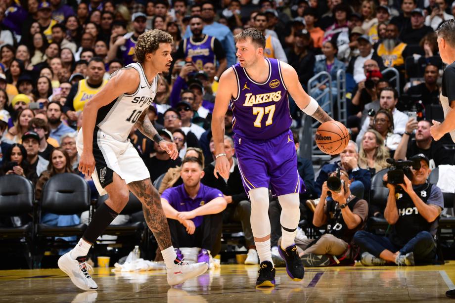 东契奇35+9+13艾顿22+10文班19+8 湖人险胜马刺