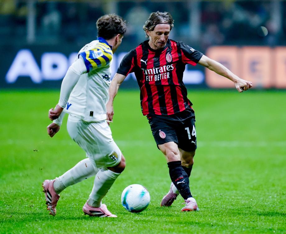 萨勒马科尔斯破门莱奥点射 米兰2-2平帕尔马