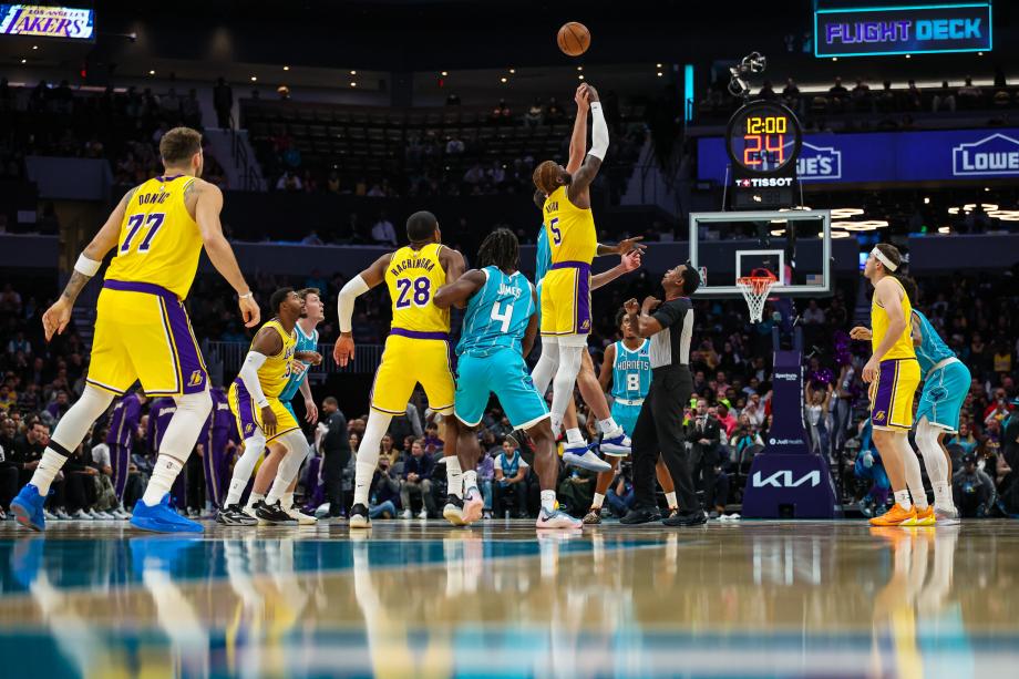 东契奇38+6+7里夫斯复出24分 湖人送黄蜂3连败