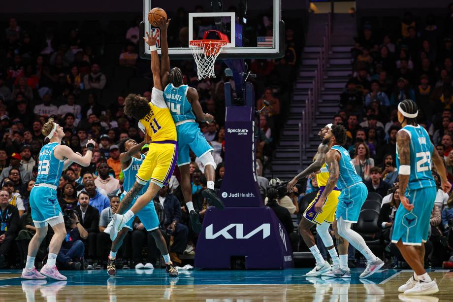 东契奇38+6+7里夫斯复出24分 湖人送黄蜂3连败