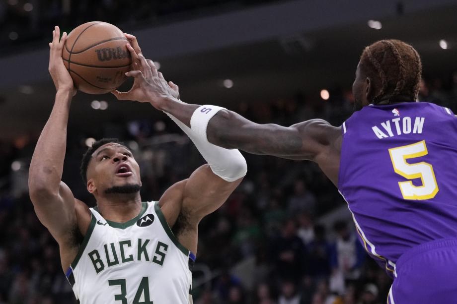 东契奇41+9字母哥空砍32+10 湖人客场大胜雄鹿