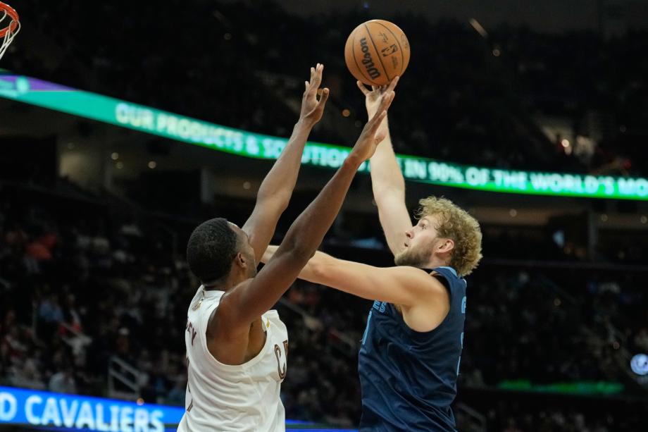 米切尔30+5莫兰特伤退 骑士力擒灰熊送对手四连败