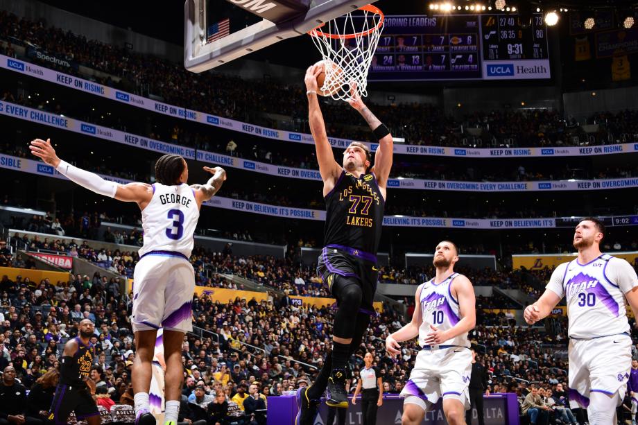 詹姆斯复出砍11+12东契奇37+10 湖人逆转爵士