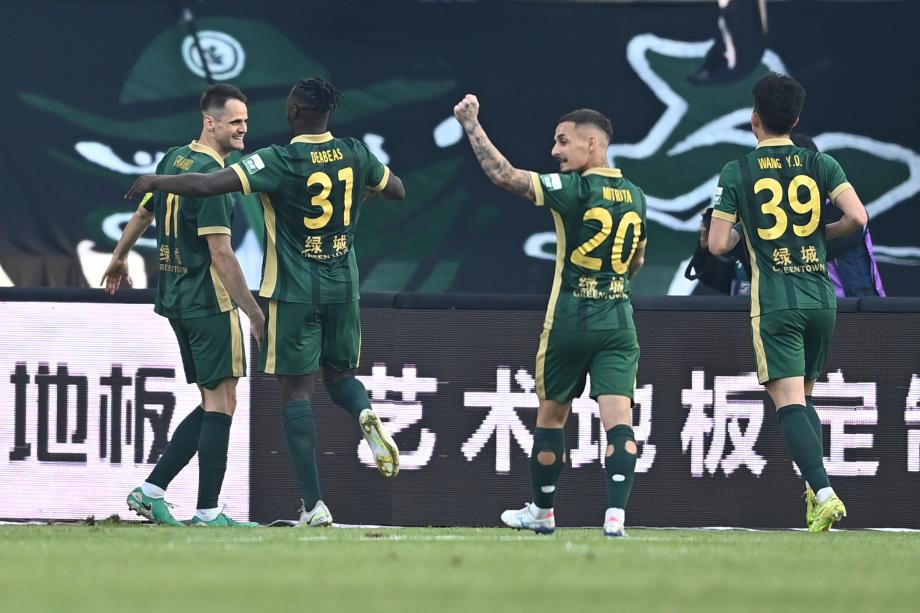 席尔瓦梅开二度 青岛海牛客场战平成功保级