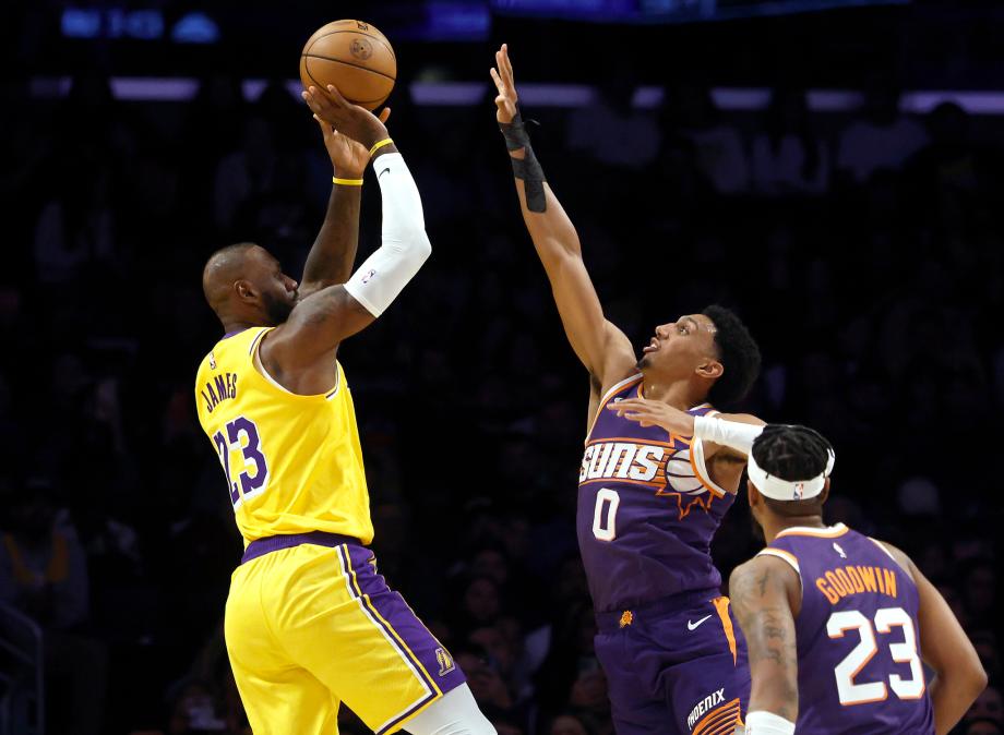 东契奇38+11詹姆斯10分 湖人负太阳7连胜被终结