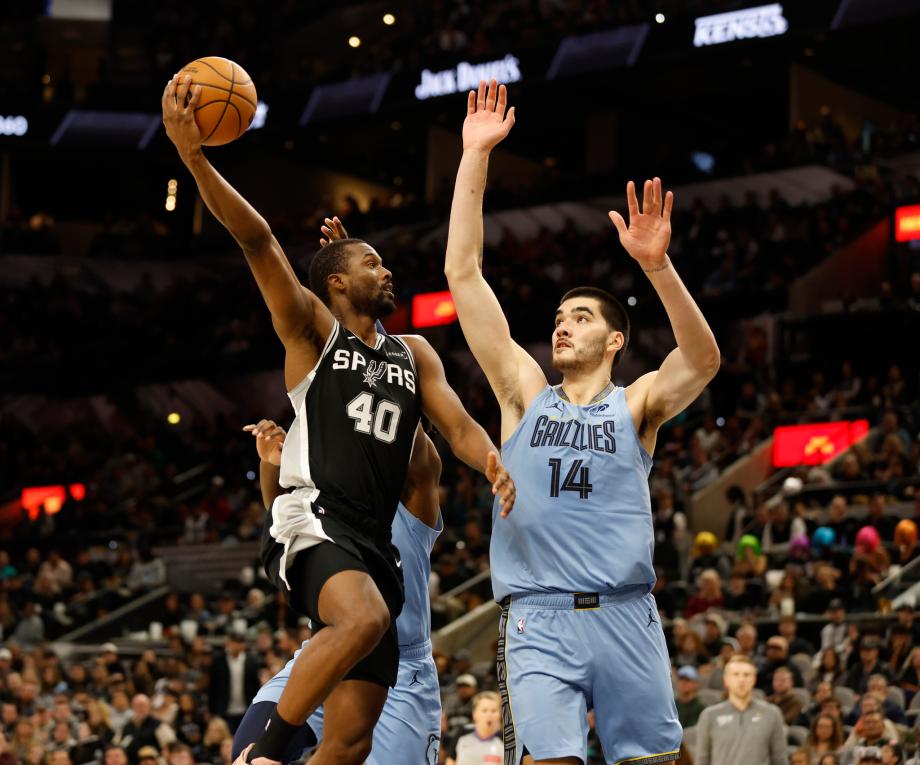 巴恩斯31+5福克斯29分 马刺主场力擒灰熊