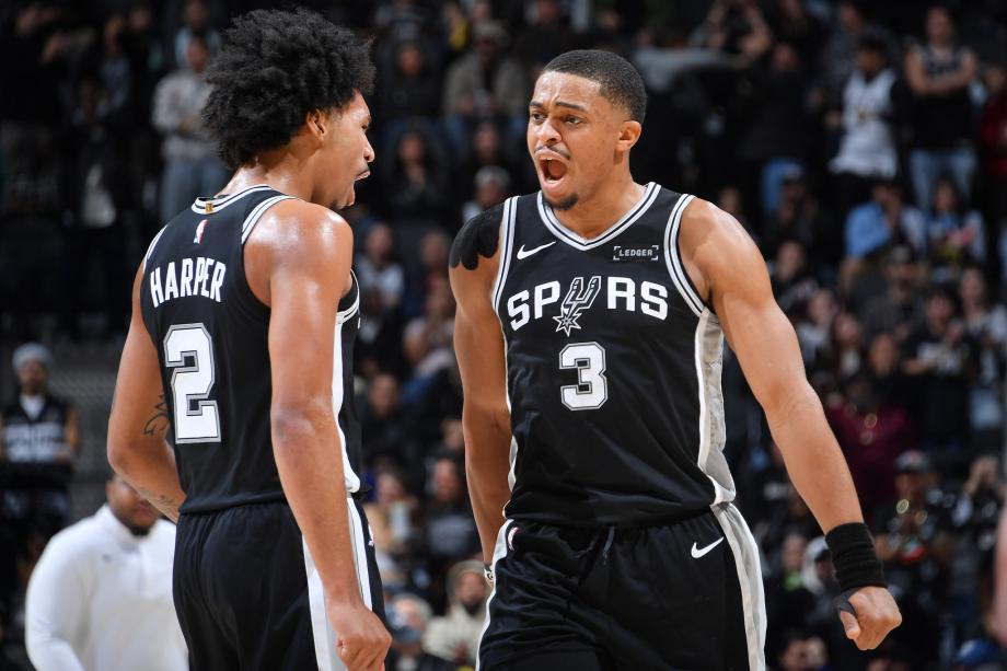 巴恩斯31+5福克斯29分 马刺主场力擒灰熊