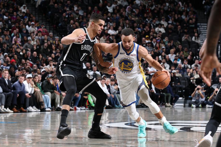 库里27分5助 勇士六人上双胜篮网