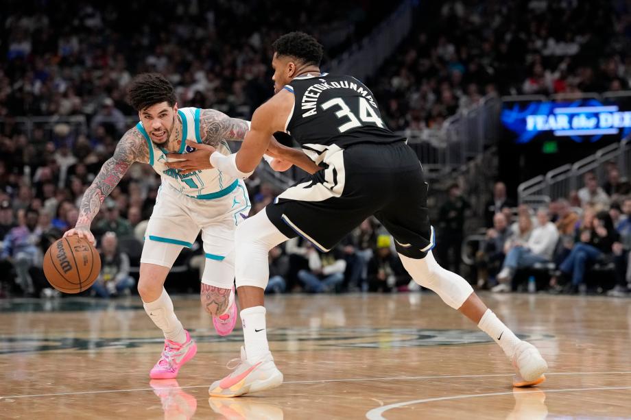 字母哥30+10空接准绝杀罗林斯29分 雄鹿逆转黄蜂