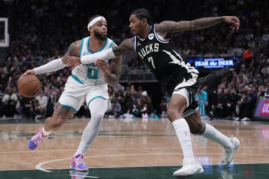 字母哥30+10空接准绝杀罗林斯29分 雄鹿逆转黄蜂