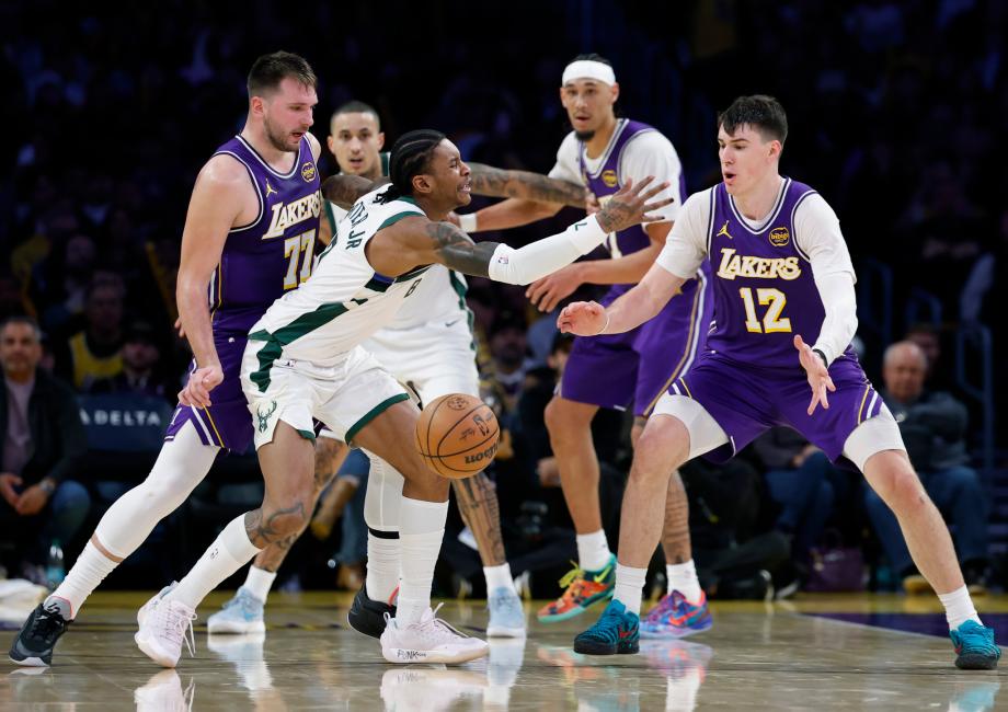 雄鹿105-101湖人 字母哥21分东契奇6犯离场