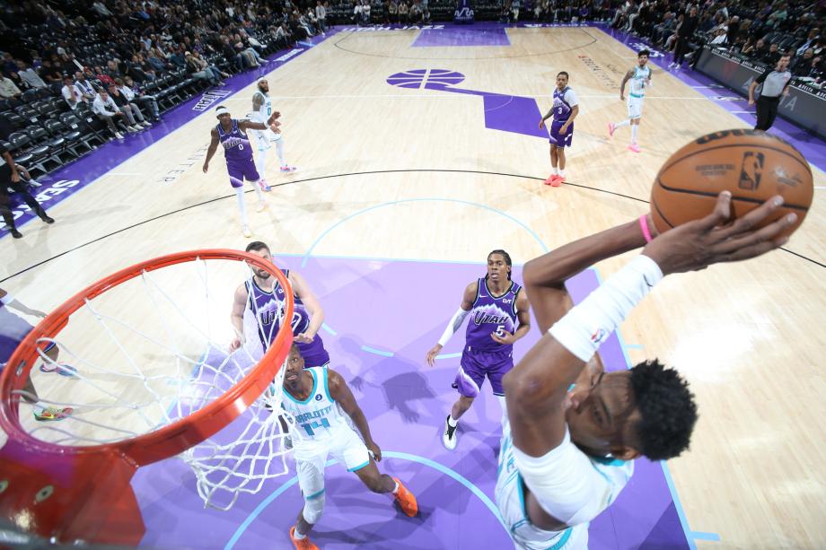 鲍尔17+5+5黄蜂9人上双150-95狂胜爵士55分