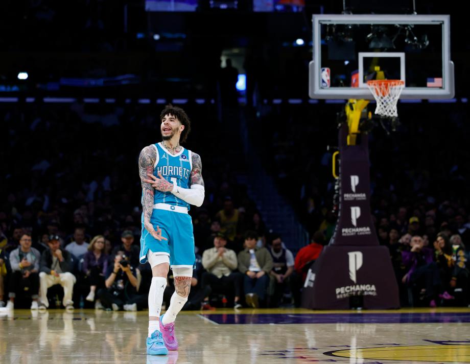 詹姆斯29+9东契奇39分 鲍尔30+11湖人惨败黄蜂