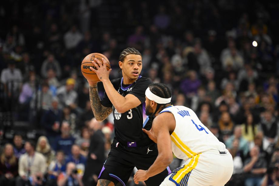 库里27分 勇士八人得分上双送爵士四连败