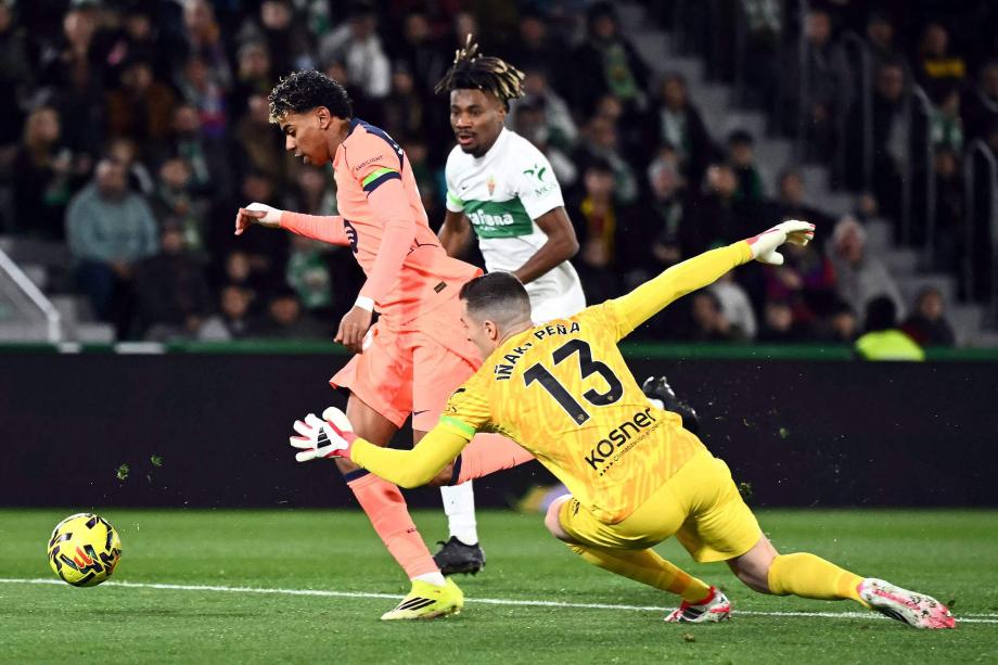 西甲：亚马尔闪击破门费兰建功 巴萨3-1 埃尔切