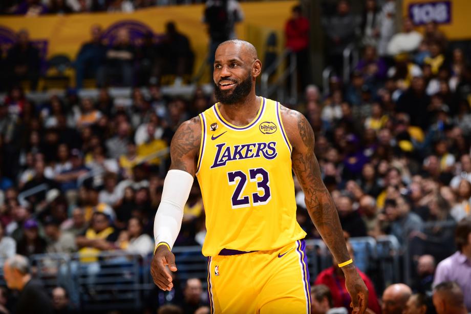 詹姆斯20+7+10里夫斯16分 湖人力克勇士三连胜