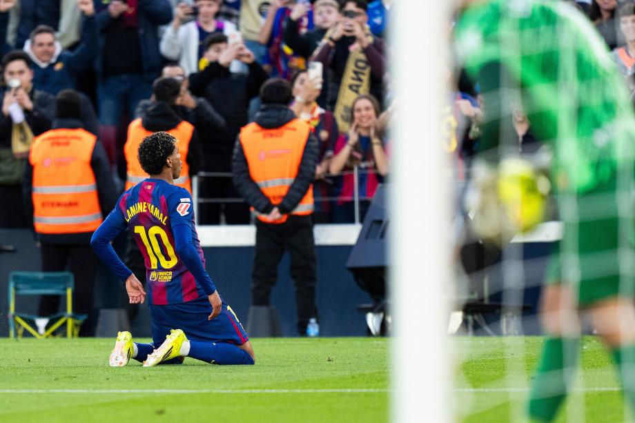 西甲-莱万破门亚马尔世界波 巴萨完胜马略卡