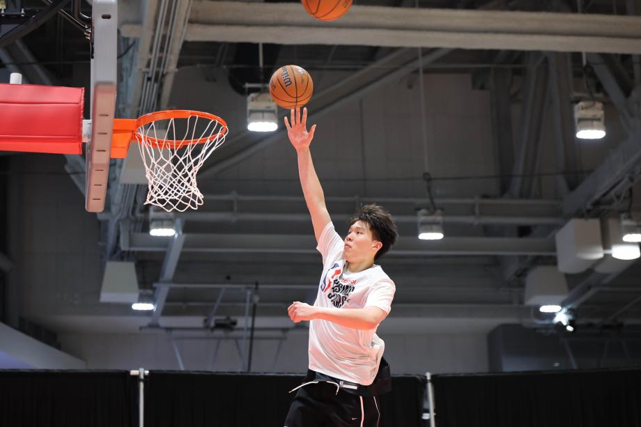 全明星新秀赛：杨瀚森10分2板 安东尼队胜里弗斯队