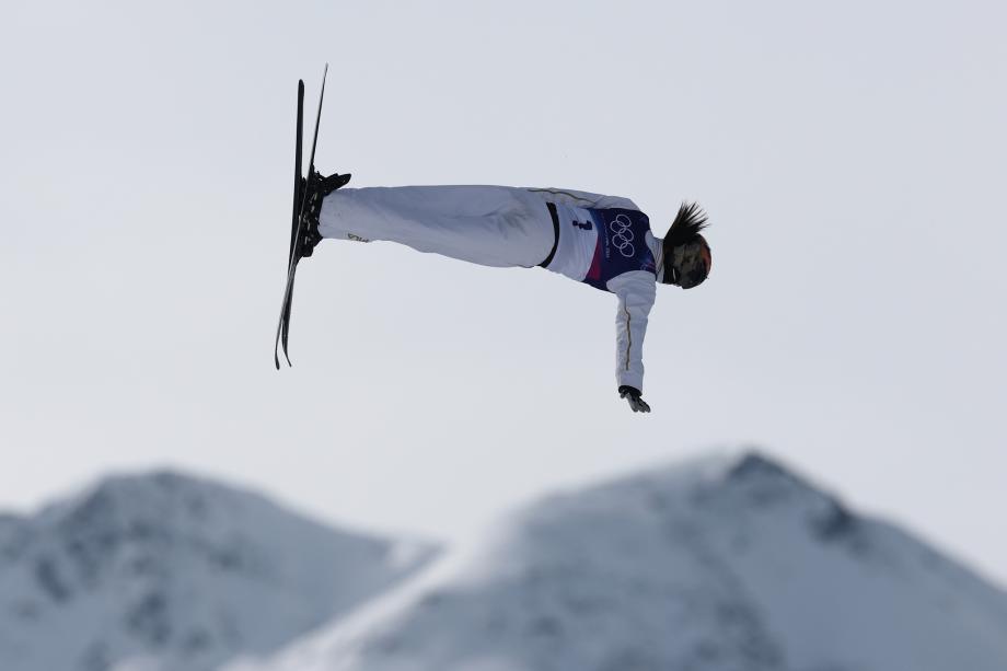 [图]邵琪、孔凡钰、徐梦桃晋级自由式滑雪女子空中技巧决赛炒股配资之家网
