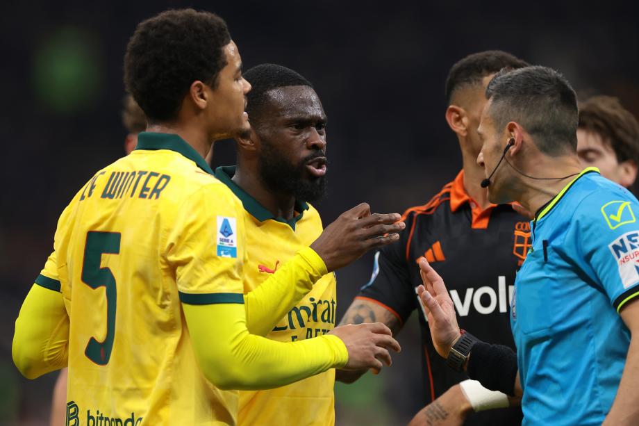 意甲-迈尼昂送礼莱奥破门 米兰1-1战平科莫