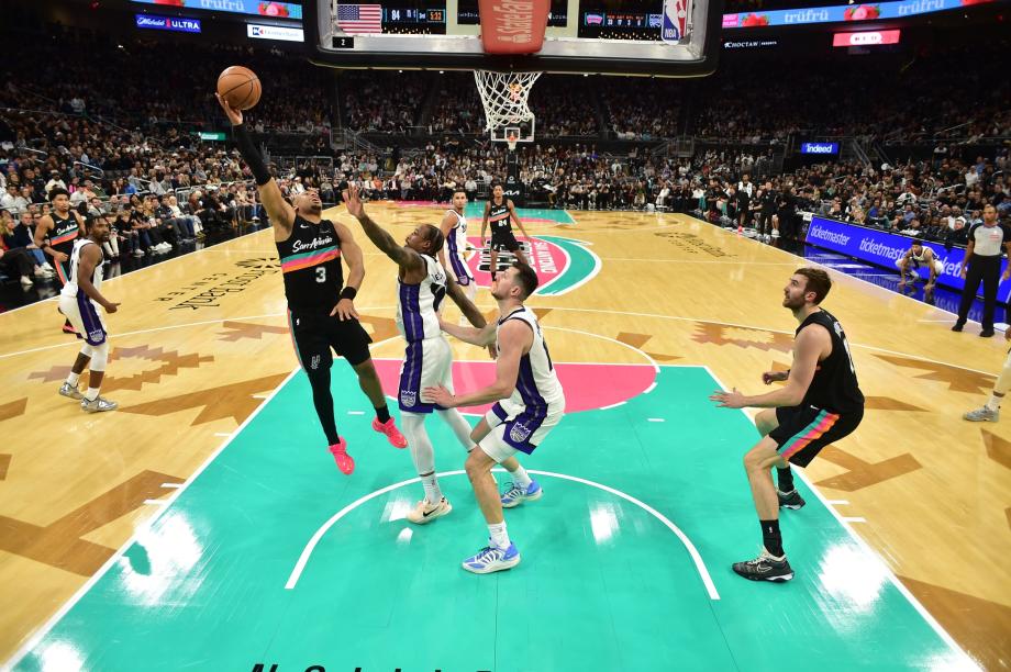 文班亚马28+16+6+4德罗赞20分 马刺轻取国王