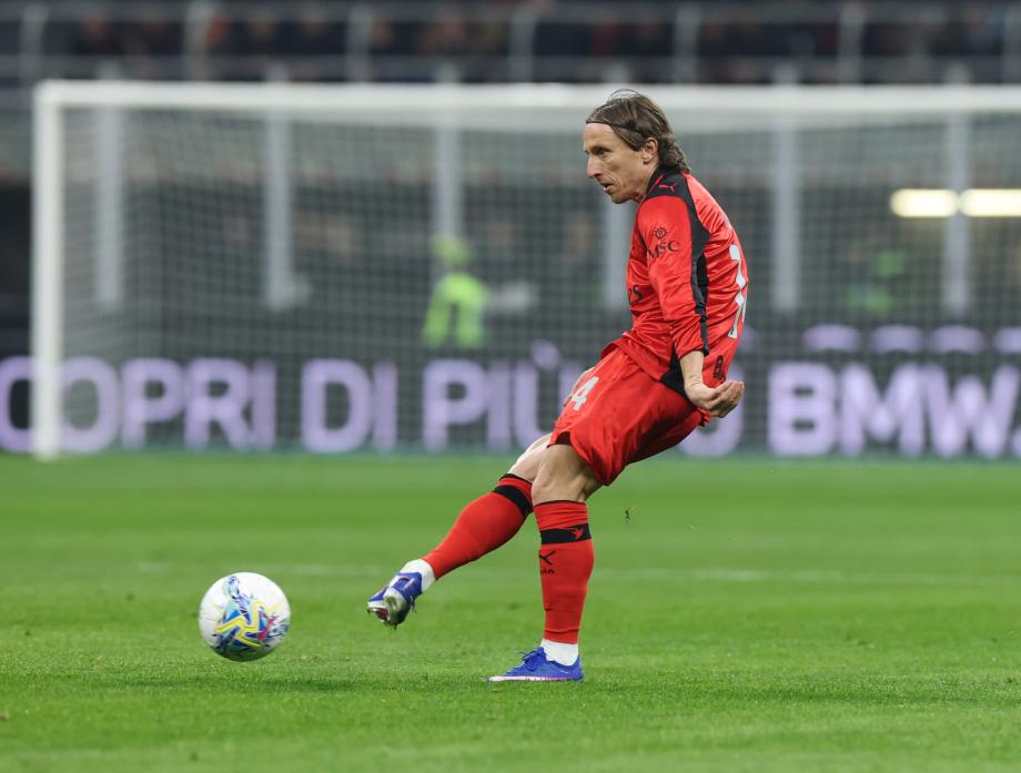 意甲-莱奥中柱特罗伊洛制胜球 AC米兰0-1帕尔马