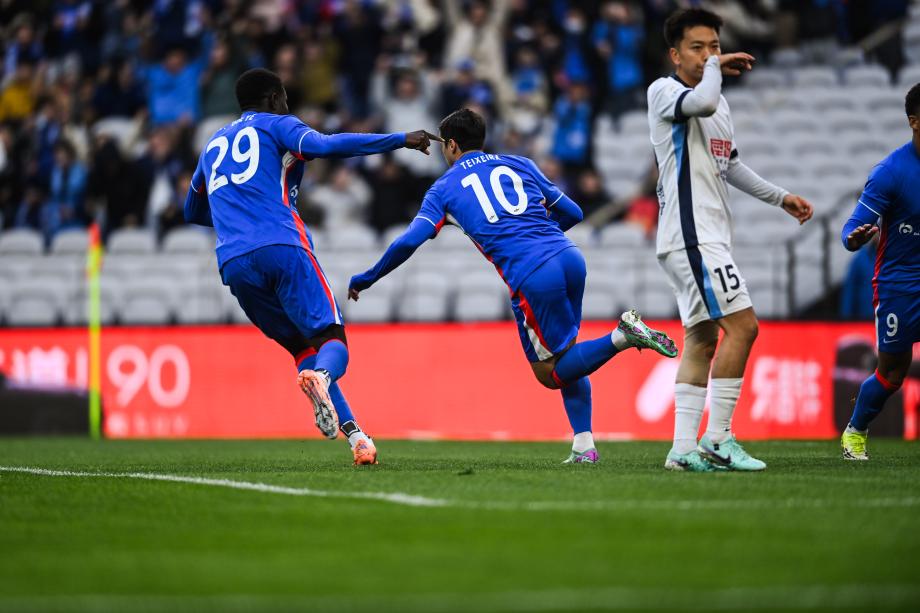 [图]三外助打入五球 上海申花主场慑服大连英博体育赛事直播