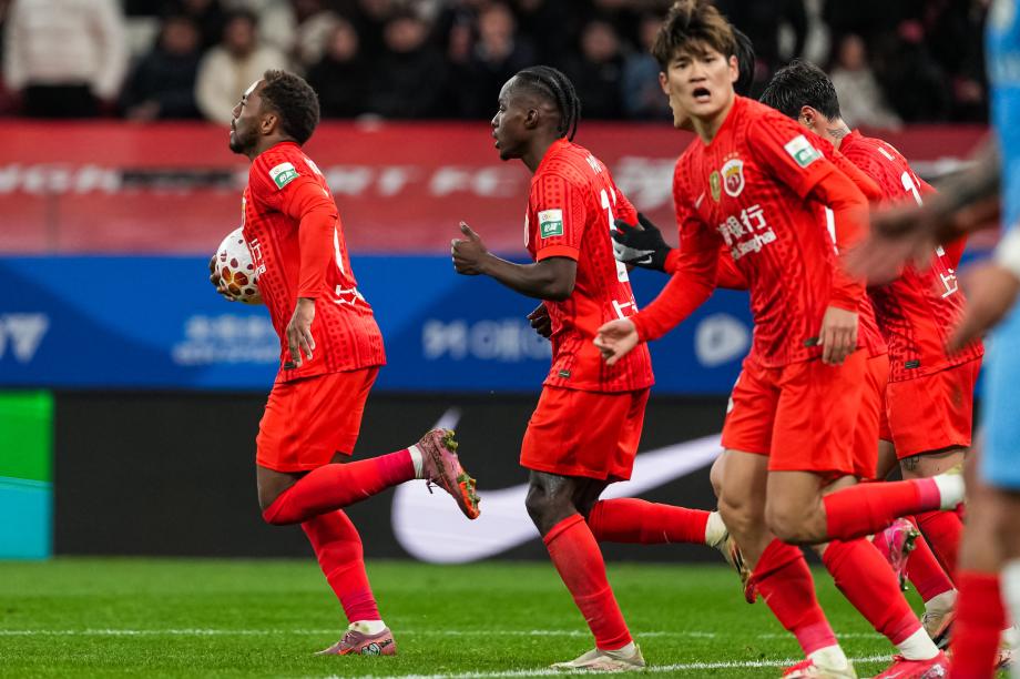 钟义浩进球迈达纳破门 河南队战胜上海海港