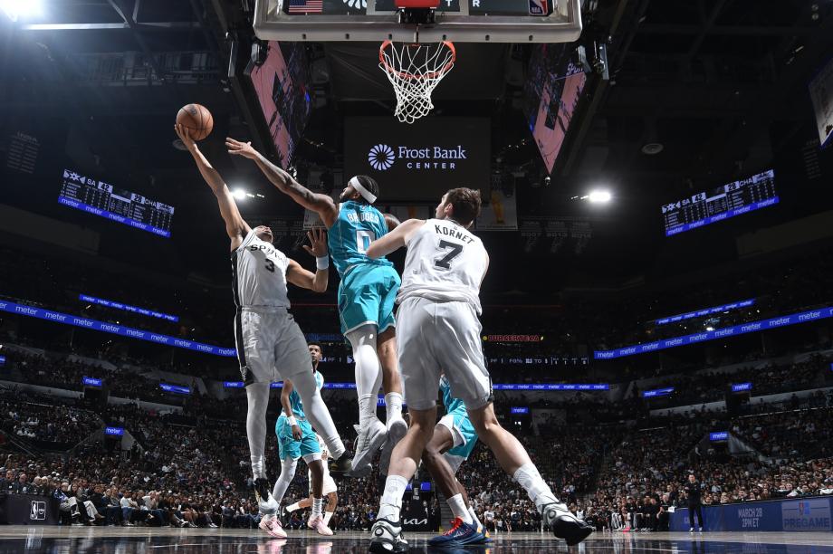 文班亚马32+12+8近5战数据比肩姚明 马刺轻取黄蜂