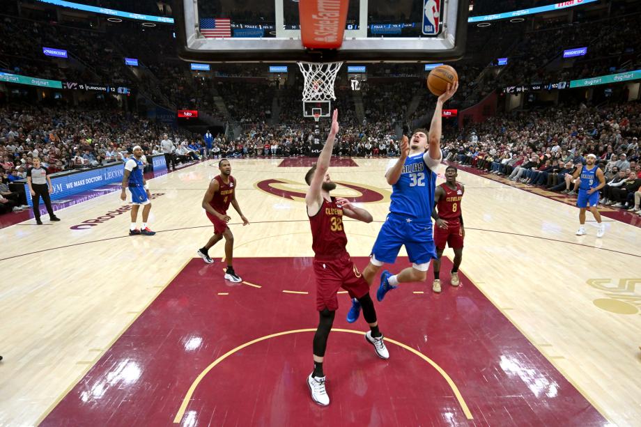 弗拉格27+10米切尔26+11 独行侠客场击败骑士